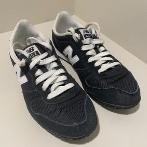 New Balance - woman’s lifestyle black/size 8